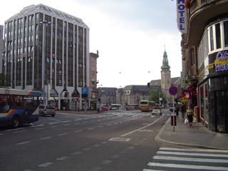 City Hotel, im Hintergrund der Bahnhof